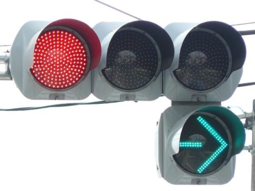 矢印信号のルールを解説：正しく理解しているドライバーは3割！？ 8割の人が知らない車の役立つ知識