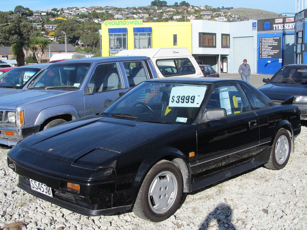 価格札を付けて販売されている中古車