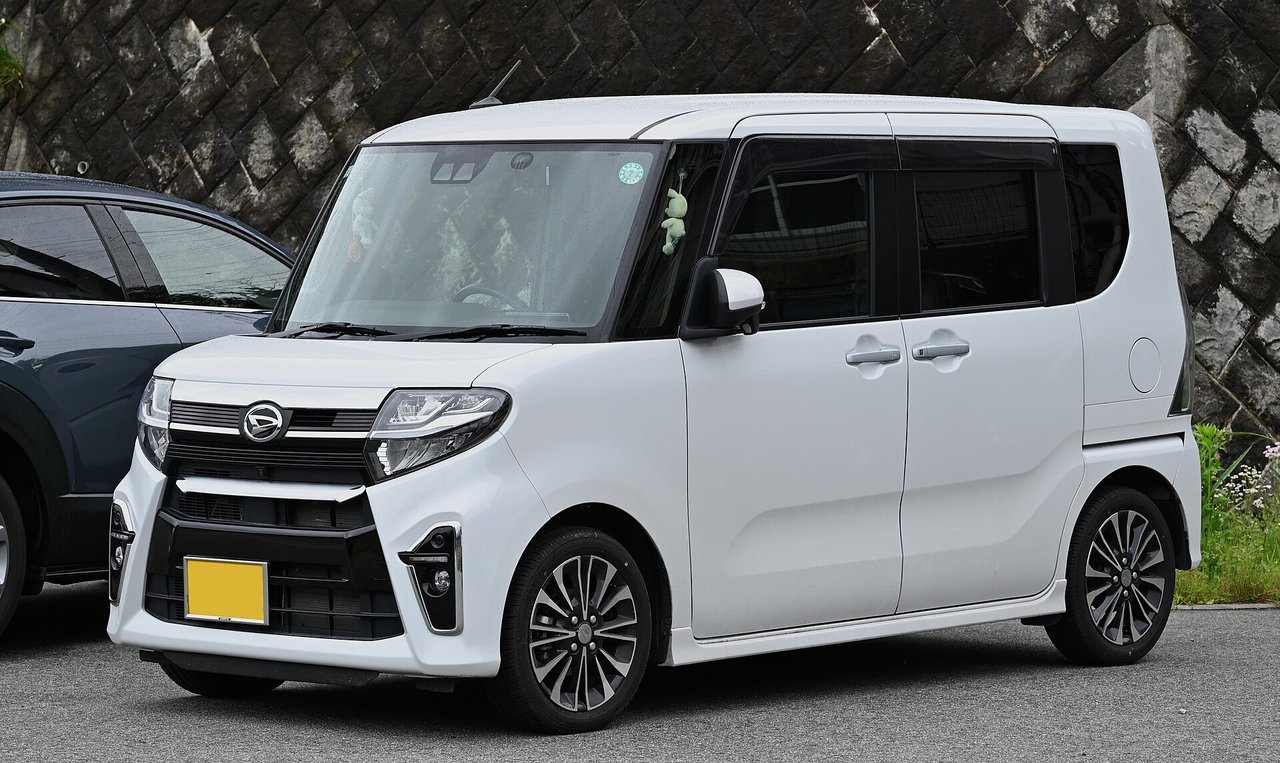 白い軽自動車(ダイハツ・タント)