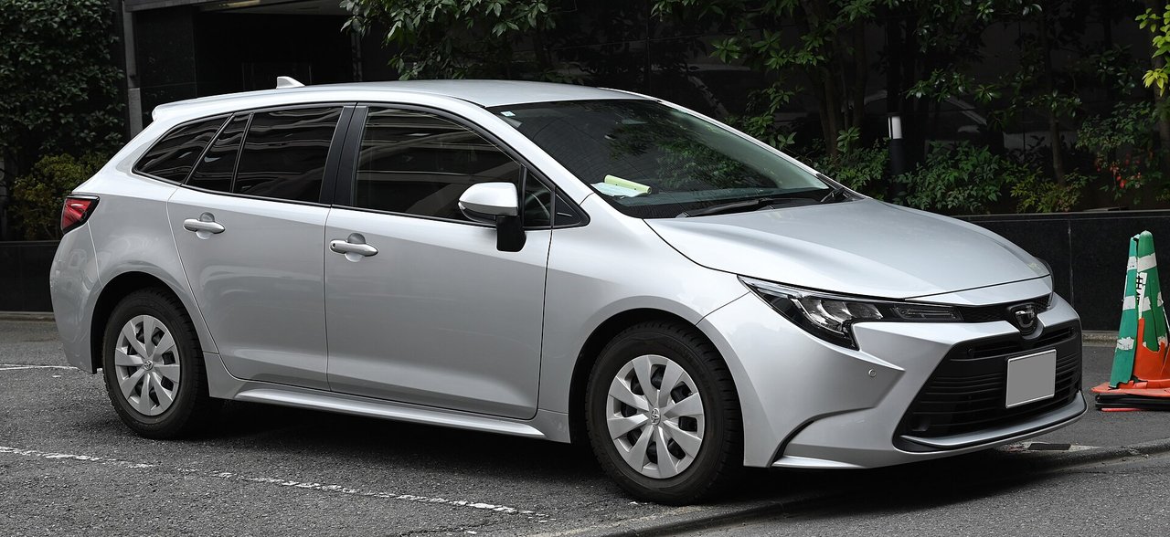 ナンバープレートが付いた国産ワゴン車