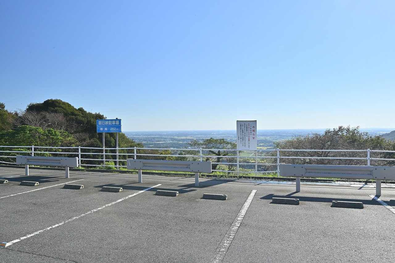 郊外の駐車場