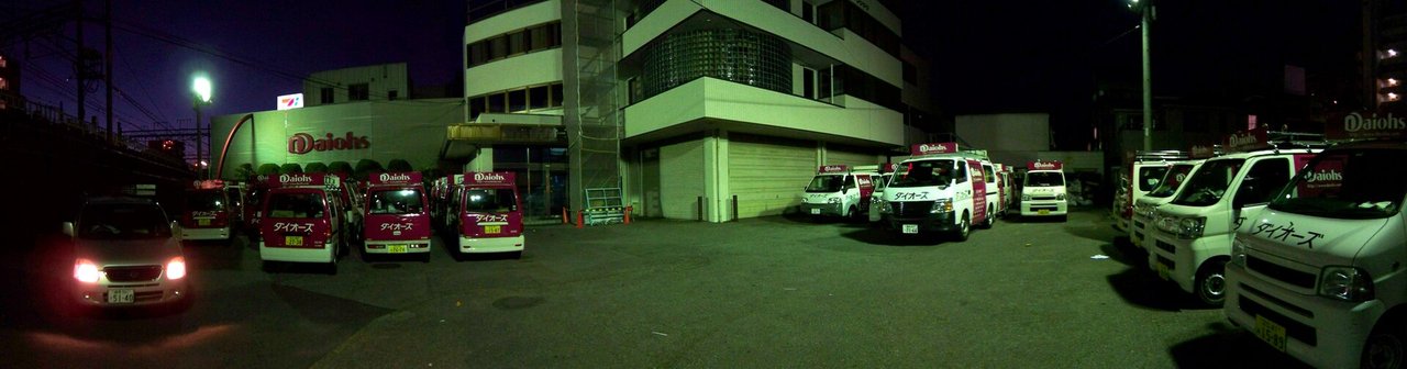 夜の駐車場に並ぶ車