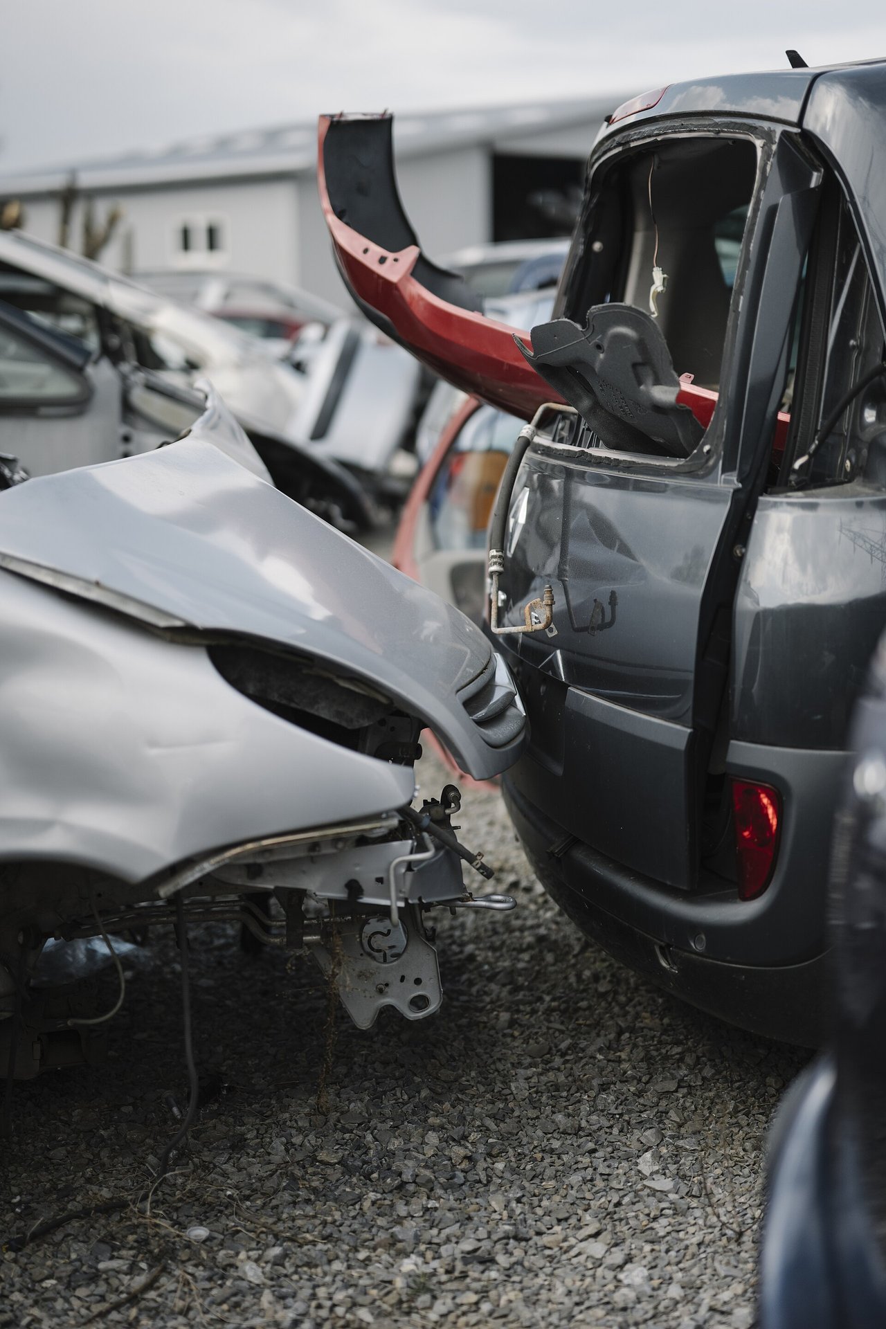 損傷した車が並ぶ置き場