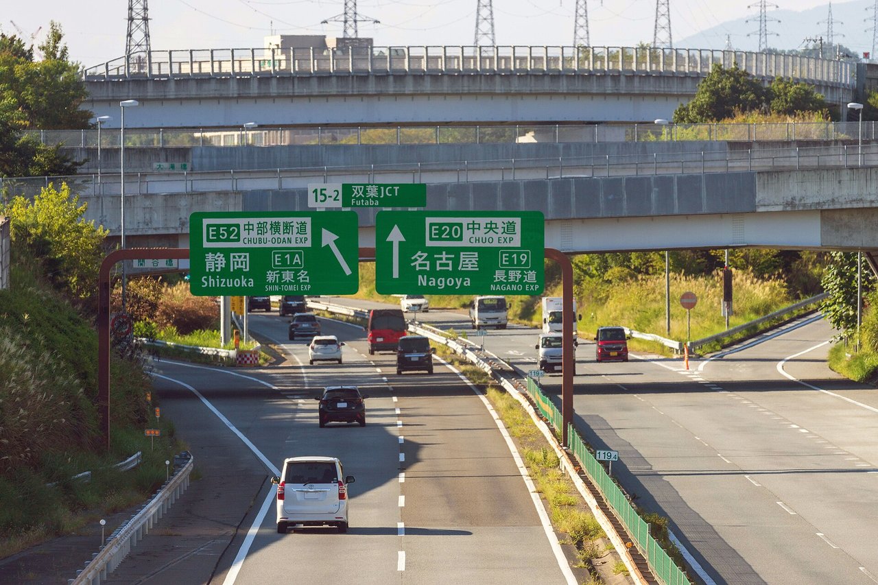高速道路のジャンクションと案内標識