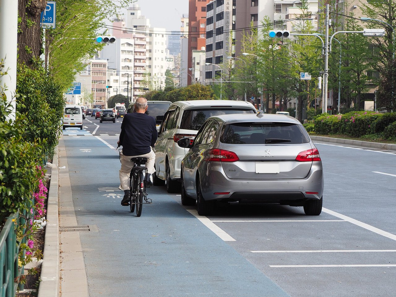 自転車の通行帯のある道路