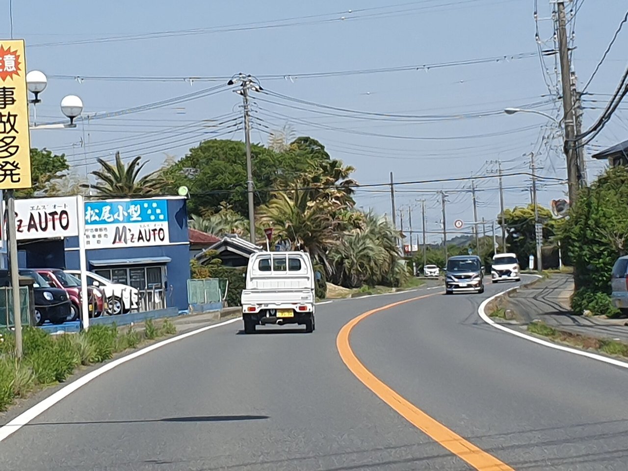 田舎道を走る車