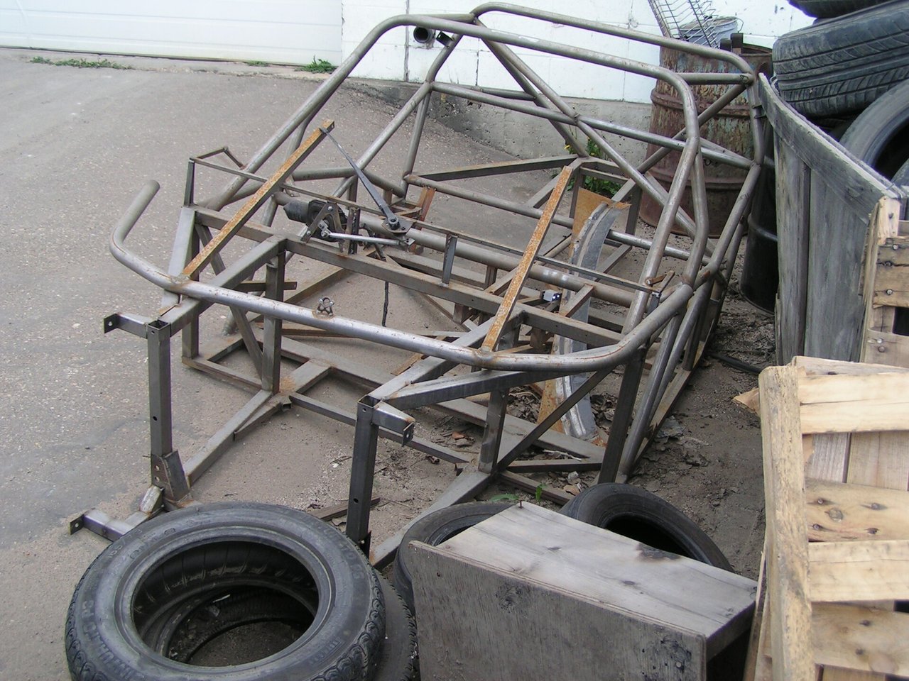 金属製の車のフレーム