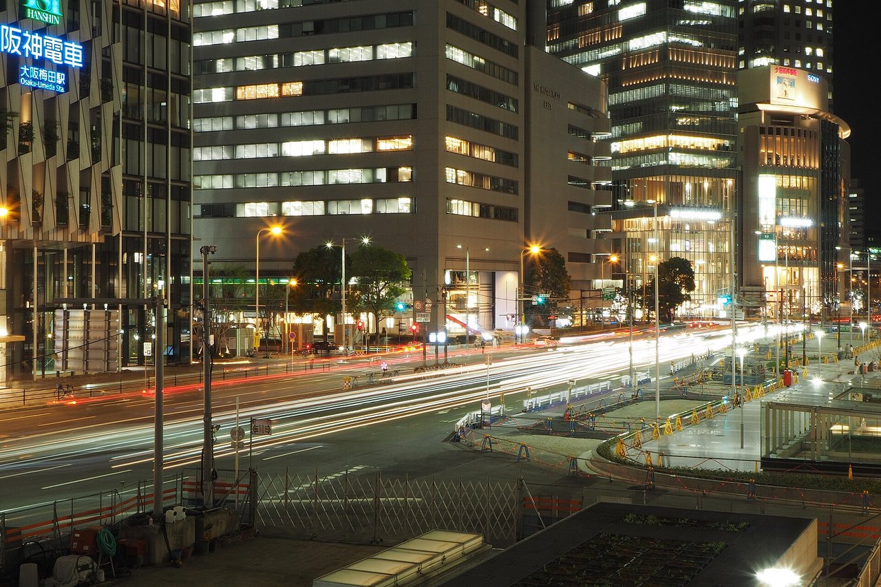 夜の道路と車のライトの軌跡