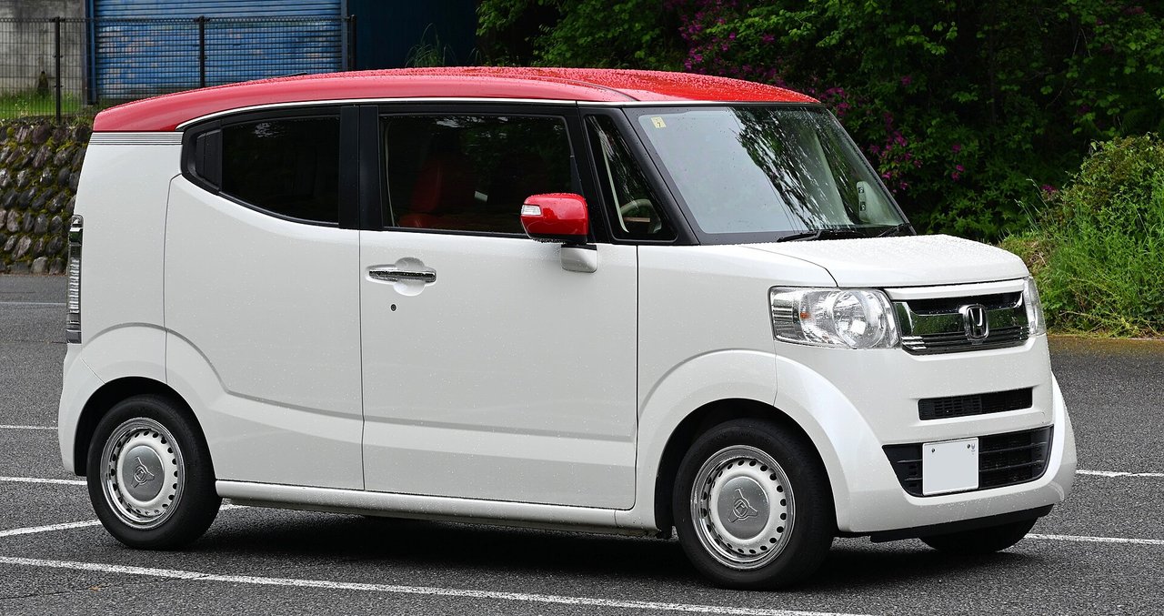 白い軽自動車(ホンダ・N-BOX)