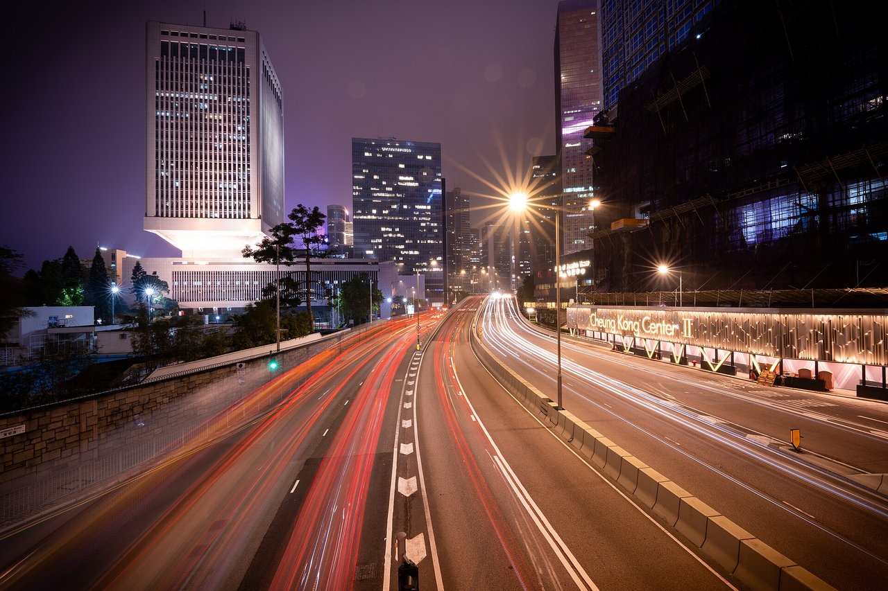 夜の道路を走る車のライト