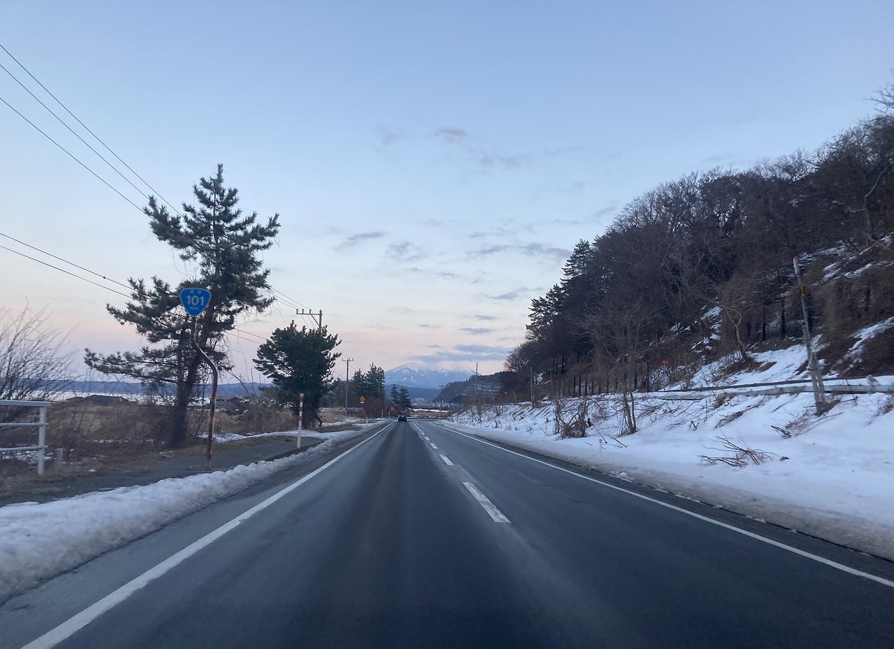 夕暮れの国道