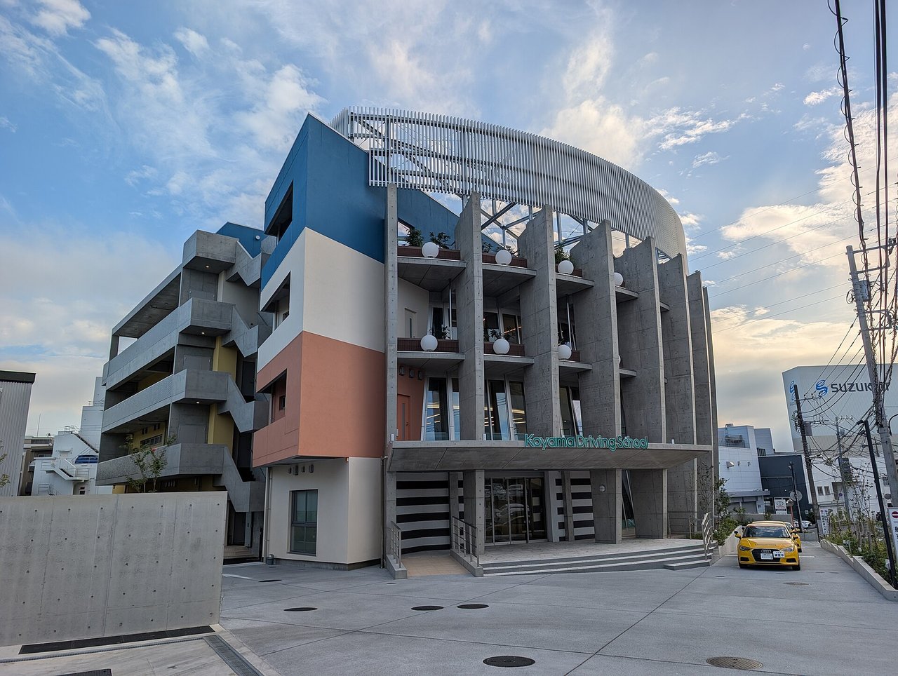 自動車教習所の建物