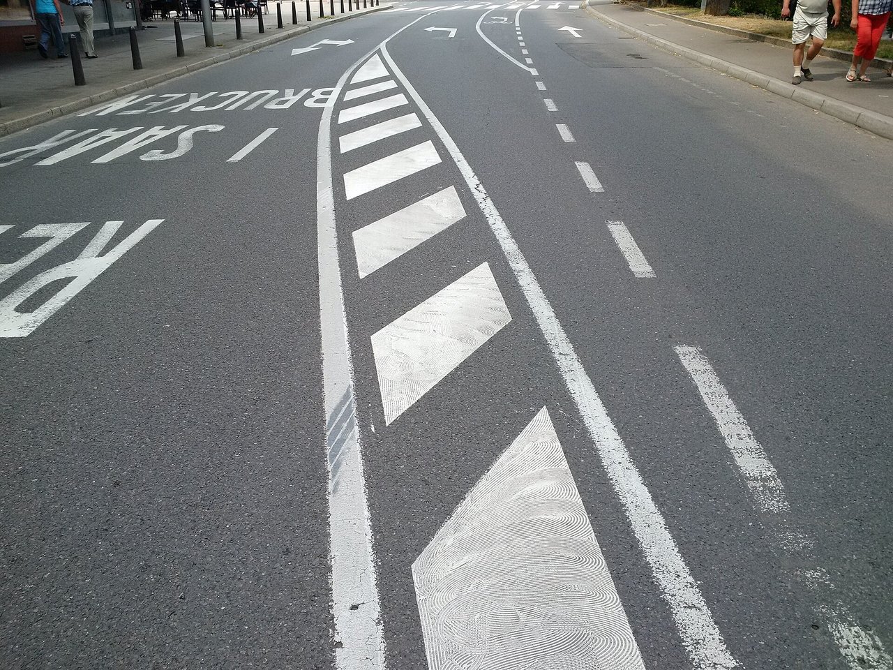 斜線の道路標示(海外の例)