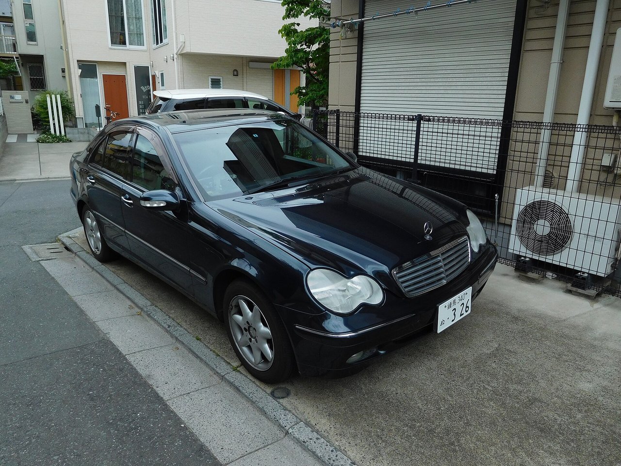 東京の住宅街に停まる輸入セダン