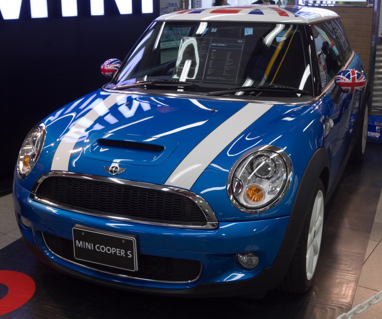 展示された輸入車(ミニ・クーパーS)