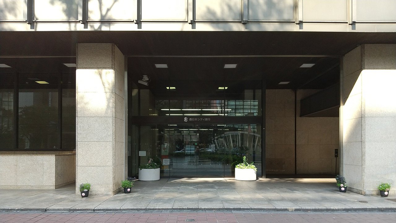 銀行の建物の入口