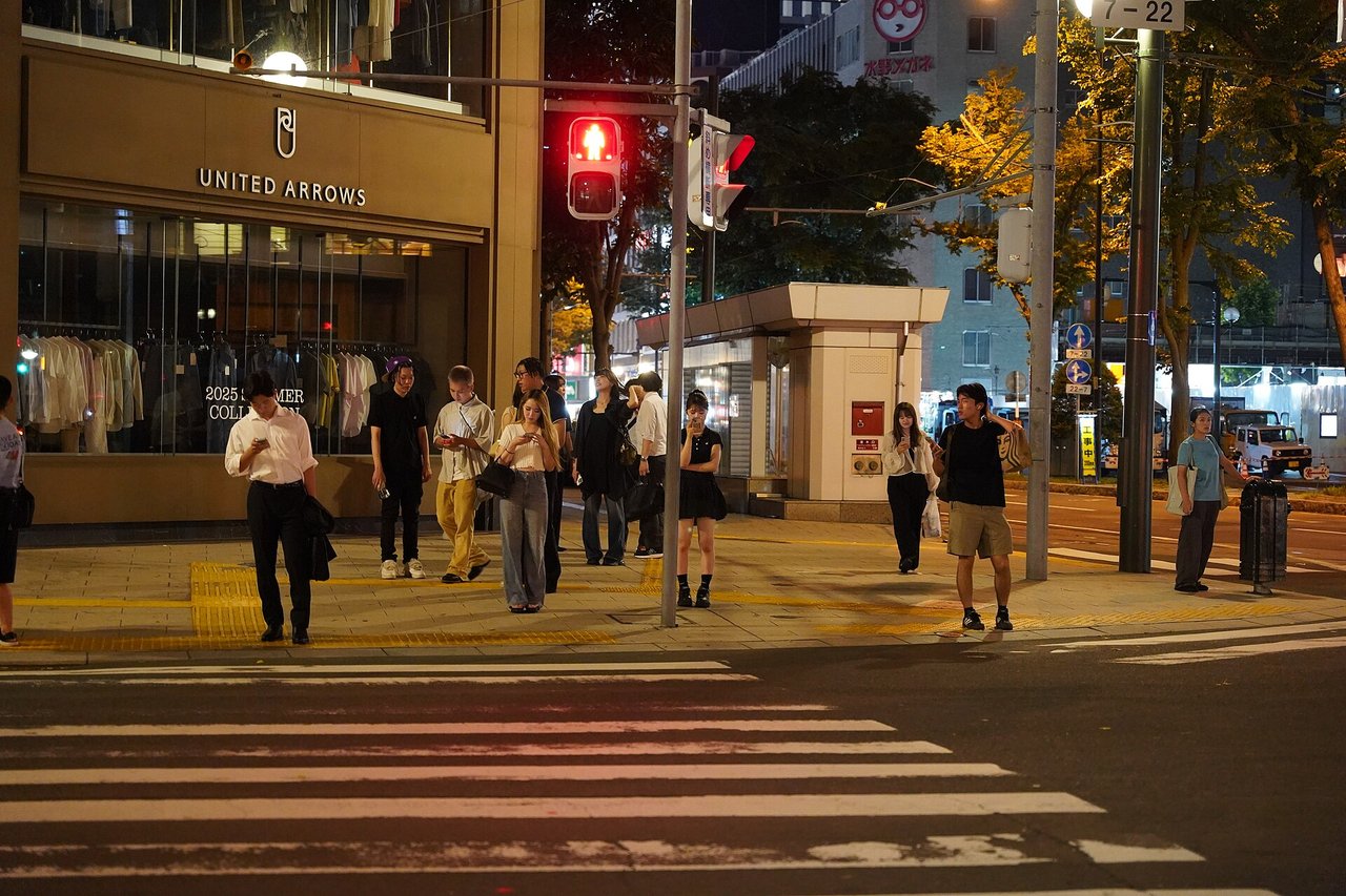 夕方から夜の横断歩道