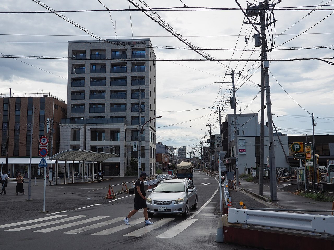 横断歩道と交差点を走る車
