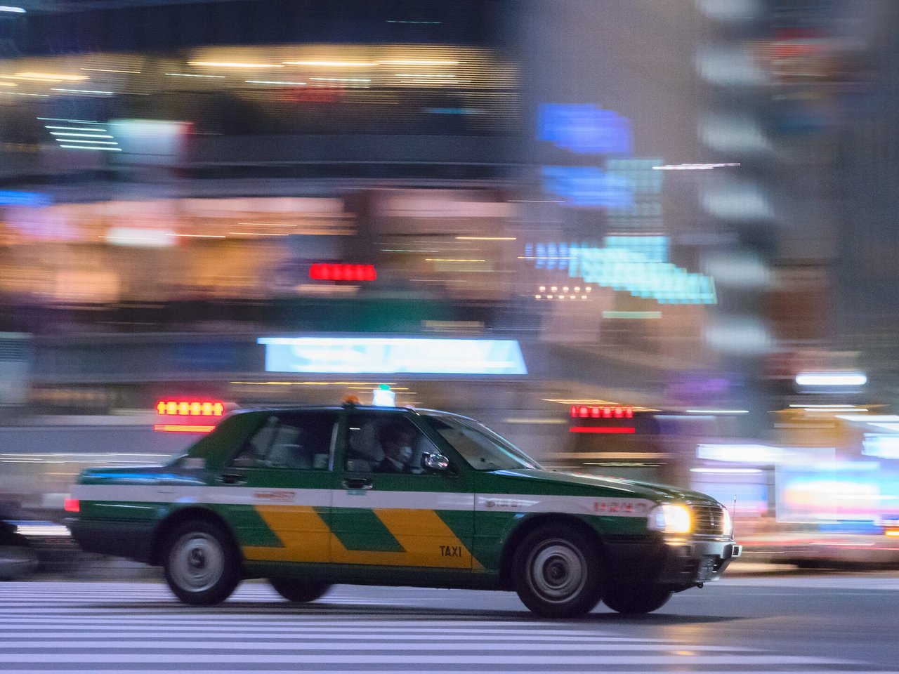 夜の街で信号待ちをする車列