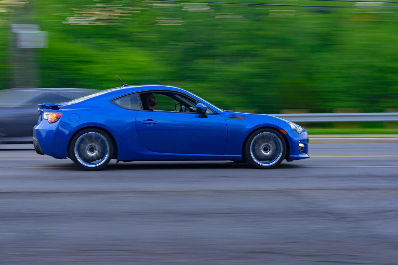 車高の低いスポーツカー(スバルBRZ)