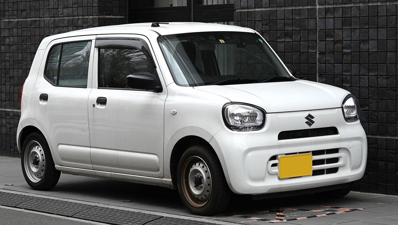 白い軽自動車(スズキ・アルト)