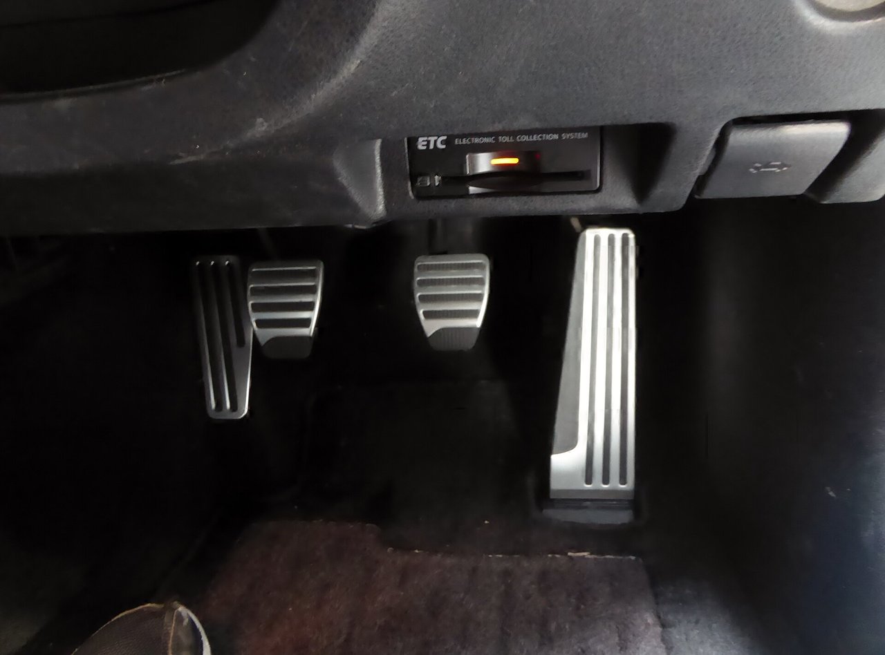 車の運転席足元のペダル