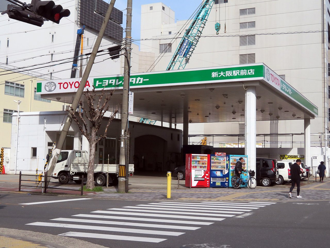 駅前のレンタカー店舗