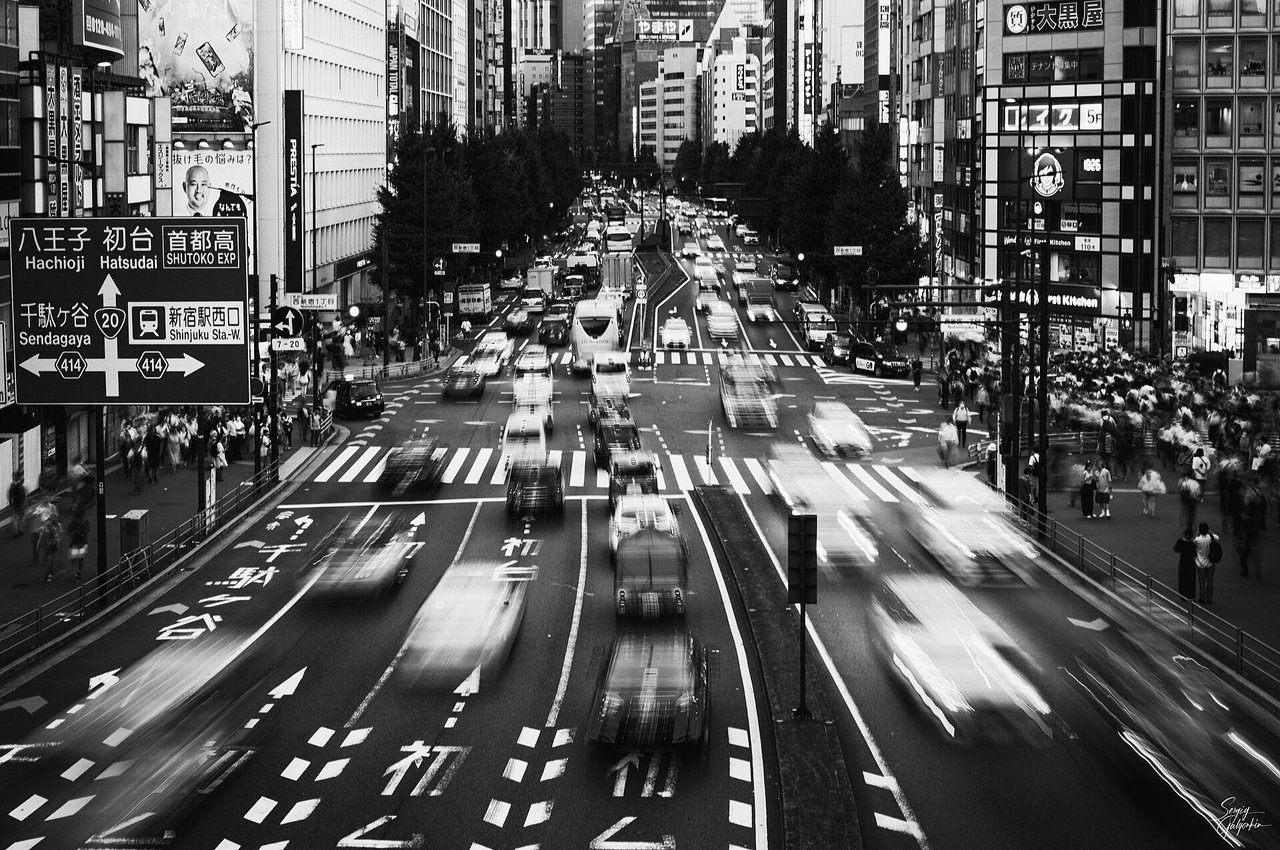 新宿駅付近の道路を走る車の流れ