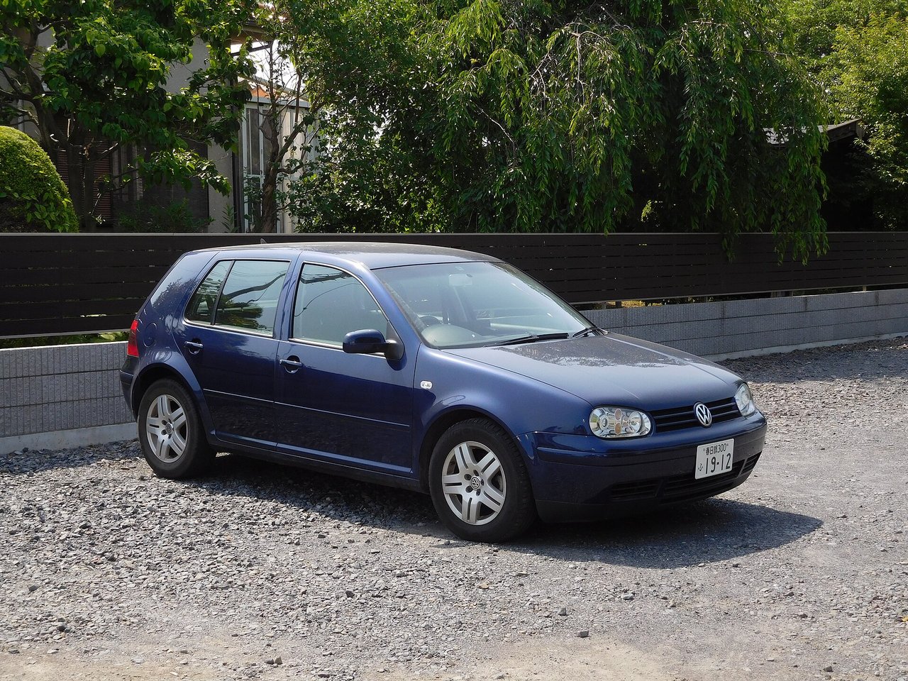 日本の道路に停まる輸入車(フォルクスワーゲン・ゴルフ)
