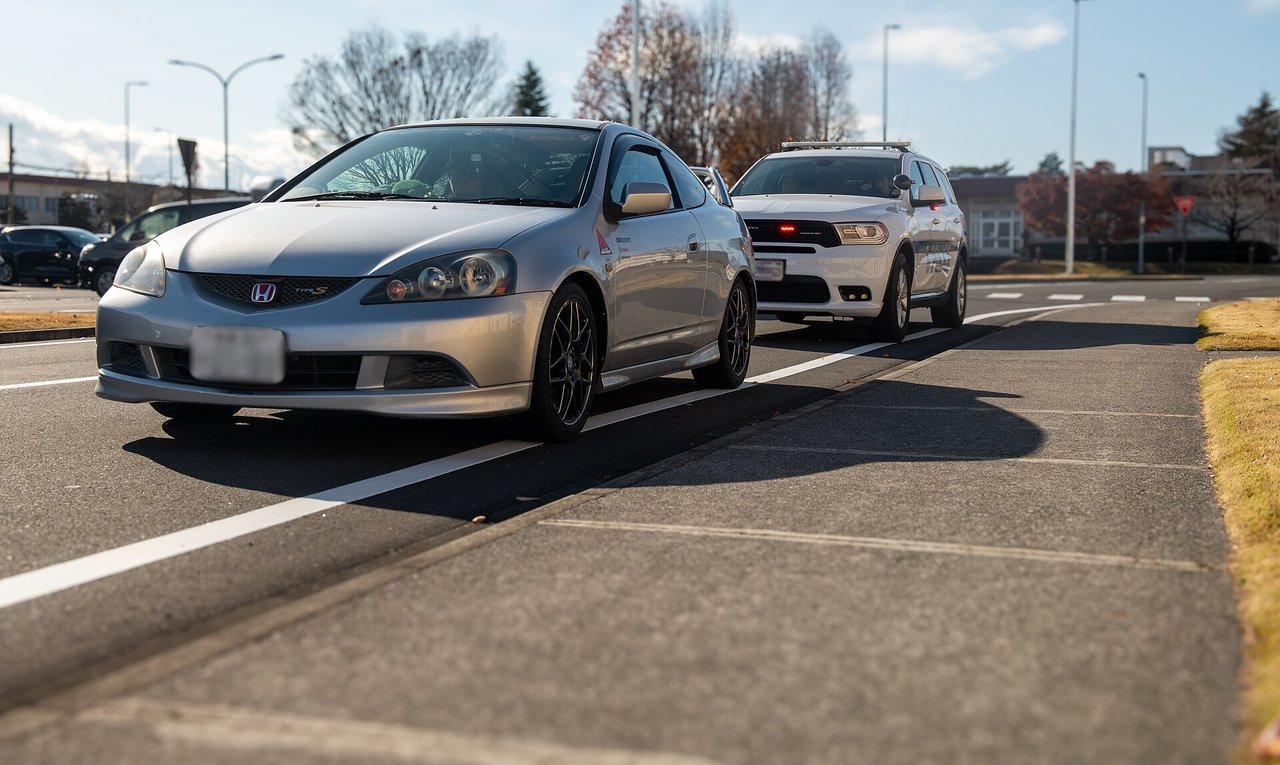 道路を走る車
