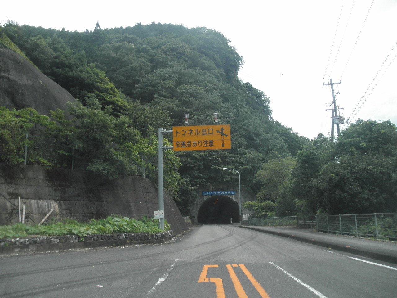 センターラインのある県道